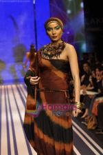 Model walks the ramp for Malini Ramani Show at Lakme Winter fashion week day 5 on 21st Sept 2010 (63).JPG